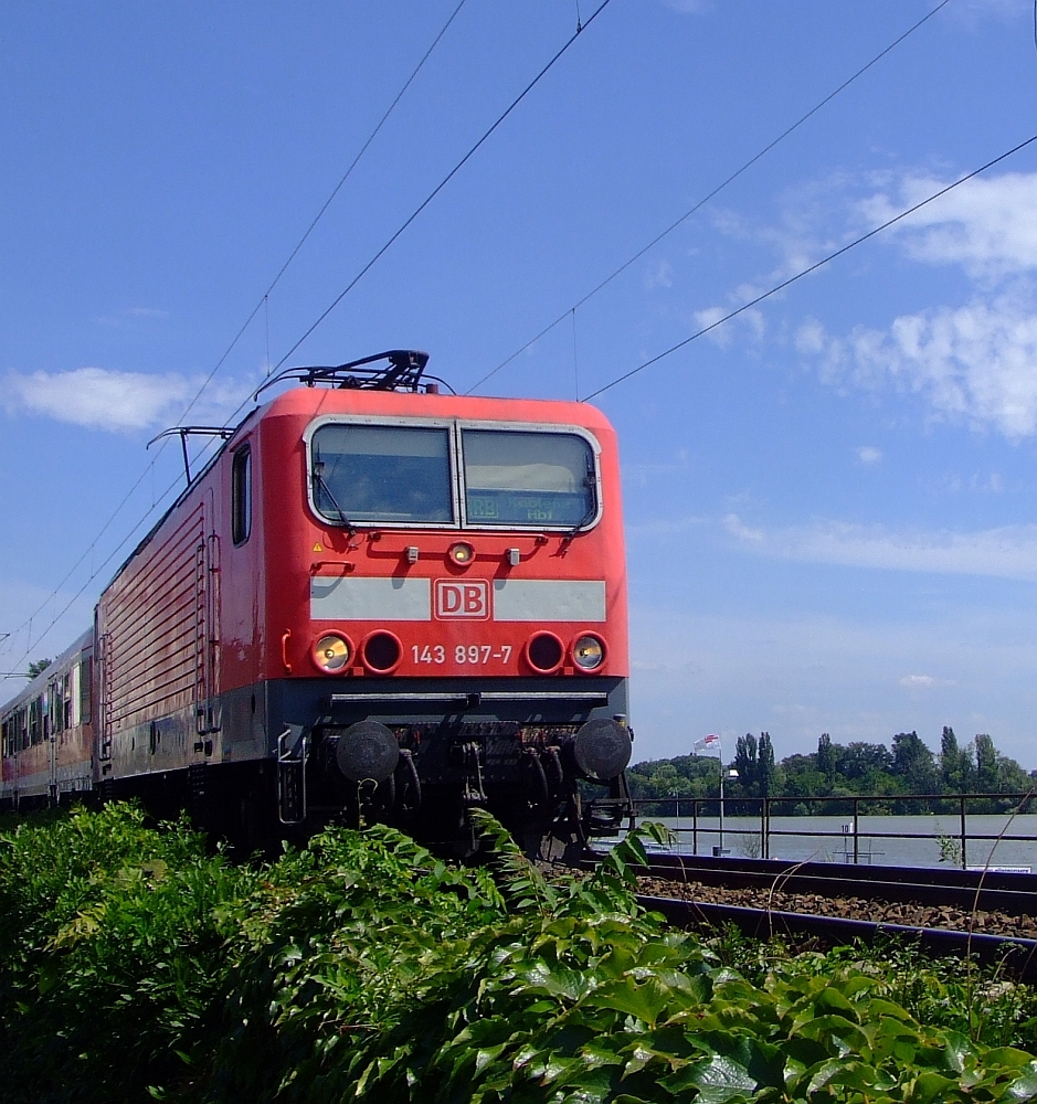 143 897-7 mit Nahverkehrszug am 26.07.2007 in Rdesheim. Die 143 er ist die ehem. DR-Baureihe 243 und wurden bei Lokomotivbau Elektrotechnische Werke in Hennigsdorf gebaut. Die Loks haben eine Dauerleistung von 3500 kW.