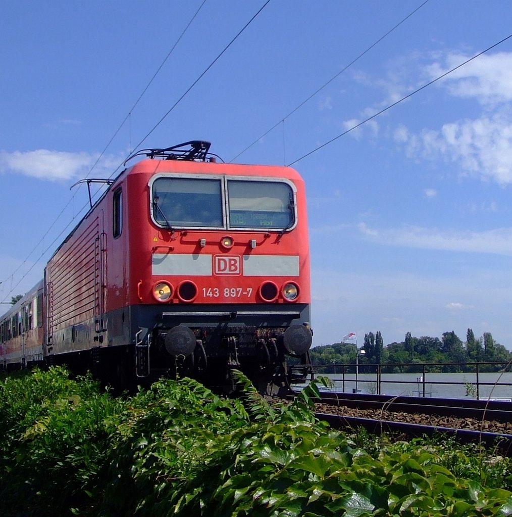 143 897-7 mit Nahverkehrszug am 26.07.2007 in Rdesheim. Die 143 er ist die ehem. DR-Baureihe 243 und wurden bei Lokomotivbau Elektrotechnische Werke in Hennigsdorf gebaut. Die Loks haben eine Dauerleistung von 3500 kW.