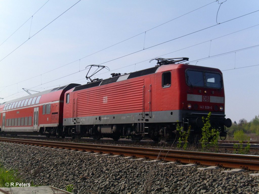 143 928-0 verlsst Schkeuditz mit der S-Bahn. 25.04.10