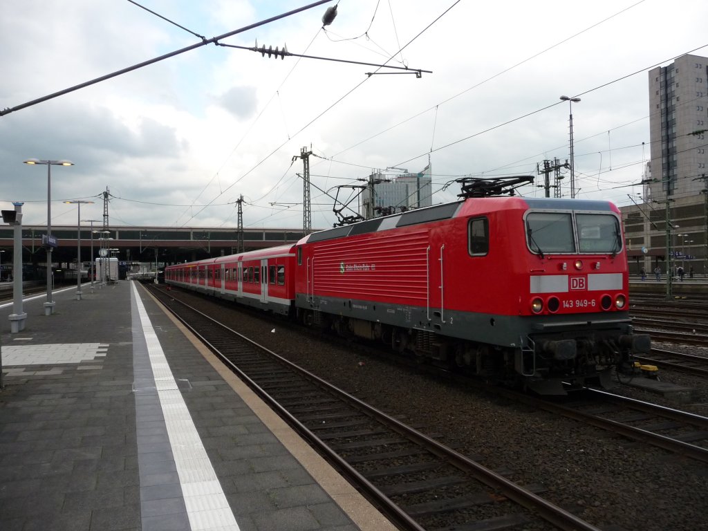 143 949 ist eine Besonerheit: Sie trgt eine neue Eigentmeranschrift  S-Bahn Rhein-Ruhr  und ist oberhalb der Frontfenster grau lackiert. Drei Loks sind meiner Kenntnis nach in diesem Farbschema lackiert. Dsseldorf Hauptbahnhof, 03.05.2012
S68 -> Langenfeld