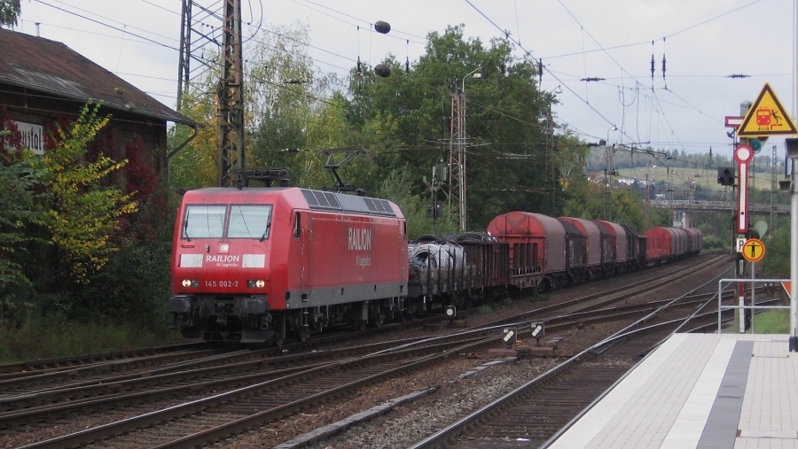 145 002 am 26.09.07 mit einem typischen Gterzug auf der Ruhr-Sieg-Strecke in Kreuztal