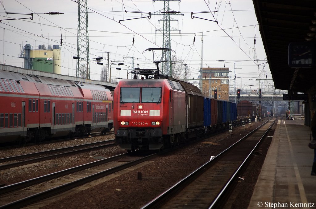 145 020-4 mit einem gemischten GZ in Berlin Schnefeld Flughafen in Richtung Genshagener Heide unterwegs. 10.02.2011