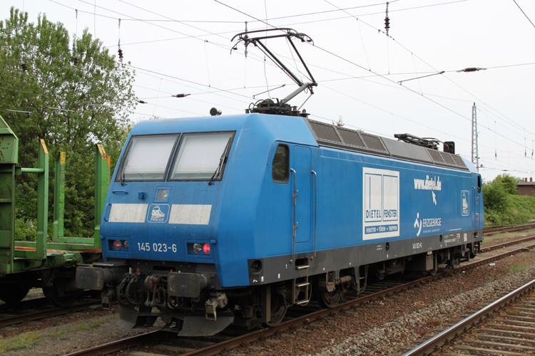 145 023-6 von Eisenbahn-Bau- und Betriebsgesellschaft Pressnitztalbahn GmbH kurz nach der Ankunft im Bahnhof Rostock-Bramow kurze Zeit Spter ging es Lz nach Anklam und dann mit einem Vollzug nach Borstel.(12.05.2011)