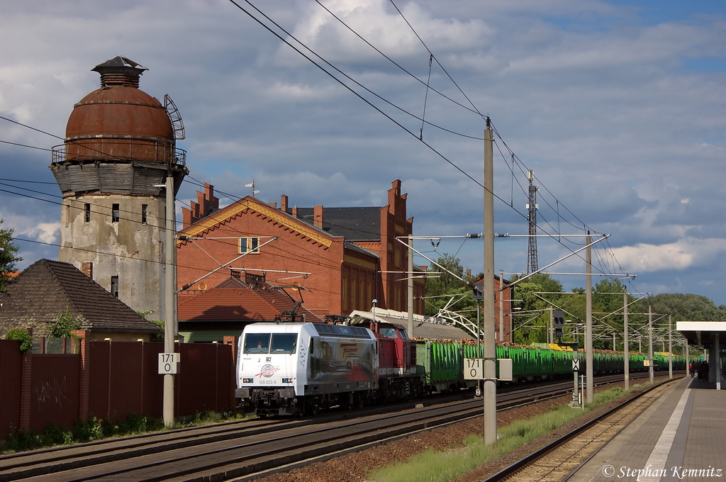 145 023-6 PRESS  125 Jahre Fleischmann  (145 083-2) mit der Wagenlok Lok 4 (202 787-8) KCL - KUBE CON logistics GmbH fr SETG - Salzburger EisenbahnTransportLogistik GmbH und einem Holzzug in Rathenow, in Richtung Stendal unterwegs. 02.06.2012