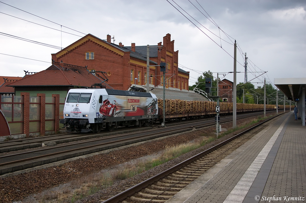 145 023-8 PRESS  125 Jahre Fleischmann  (145 083-2) mit einem Holzzug in Rathenow und fuhr in Richtung Stendal weiter. 17.07.2012