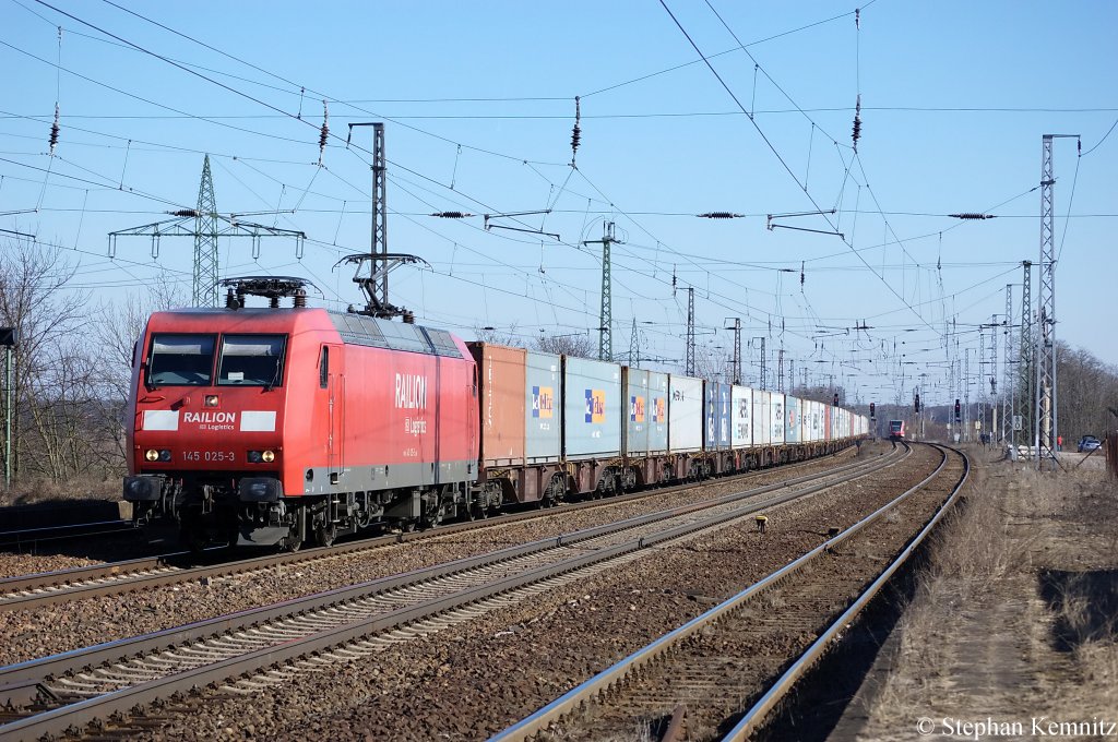 145 025-3 mit einem Containerzug in Saarmund. 08.03.2011