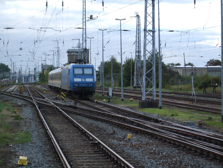 145 030-7 abgestellt mit Messzug im Rostocker Hbf.(01.09.10)