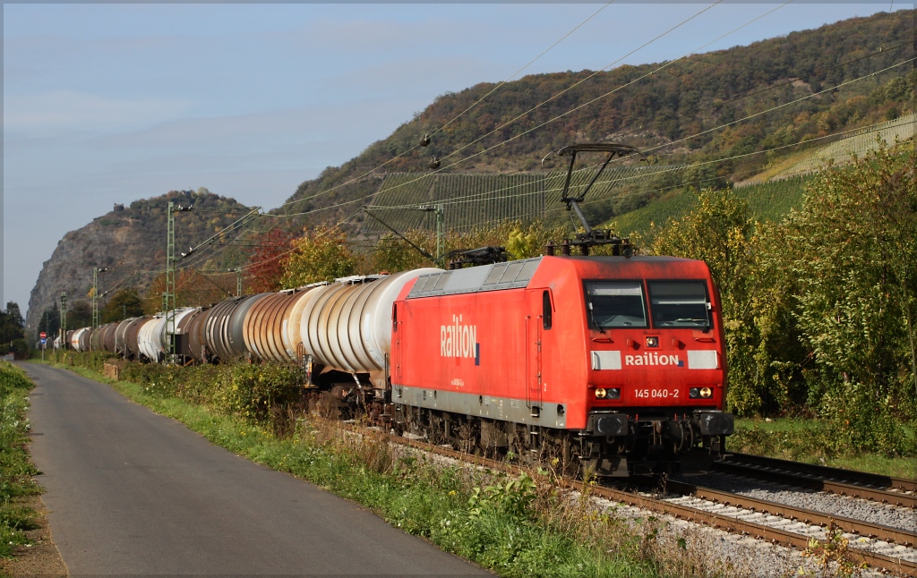 145 040 mit einem Kesselzug mit Fahrtrichtung Sden am 11.10.12 in Leutesdorf