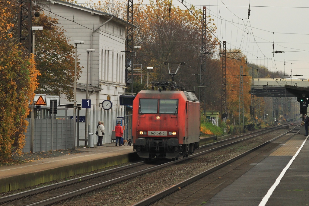 145 041 auf Solofahrt am 06.11.10 in Kamen. Sie kam spter mit einem Containerzug zurck.