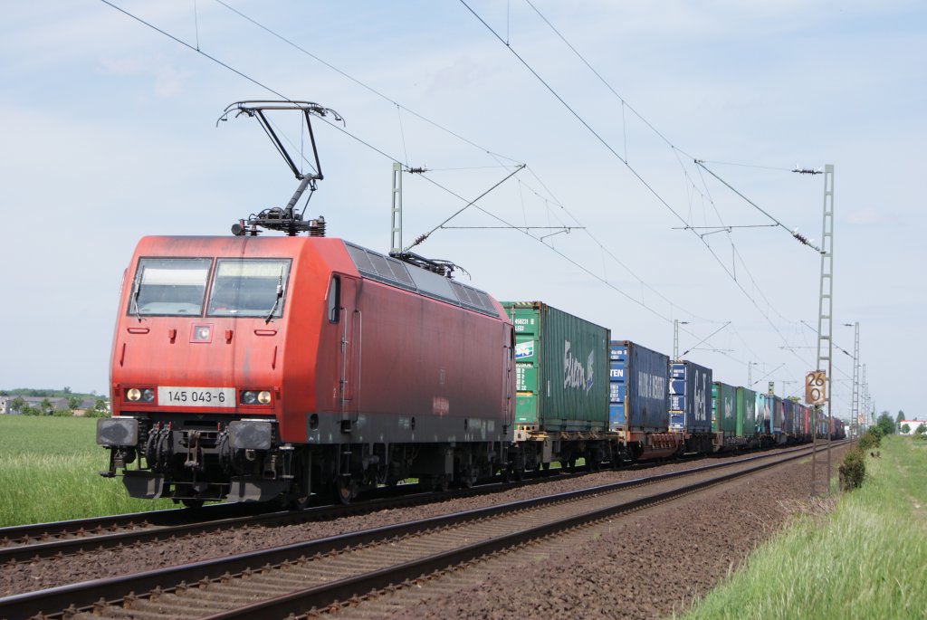 145 043-6 mit einem Containerzug ni Neuss Allerheiligen am 29.05.2010