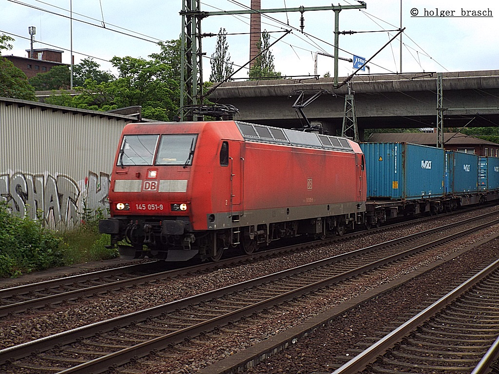 145 051-9 ist mit einen intermodal am 25.06.13 durch harburg gefahren