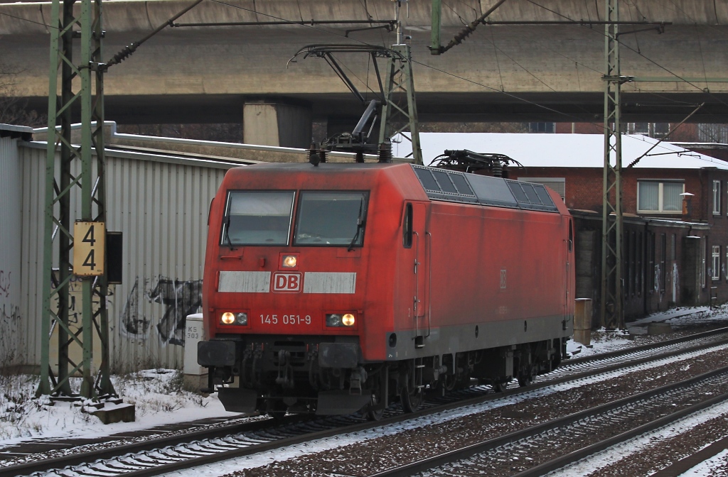 145 051 auf Solotour am 04.12.10 in Hamburg Harburg