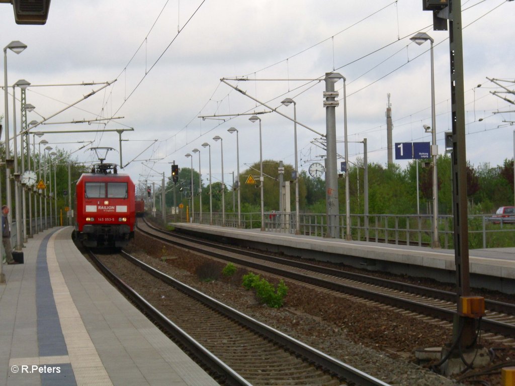 145 053-5 mit einem Containerzug in Sckeuditz. 03.05.10