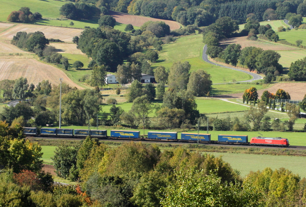 145 054 mit LKW Walter KLV am 30.09.12 bei Haunetal Neukirchen