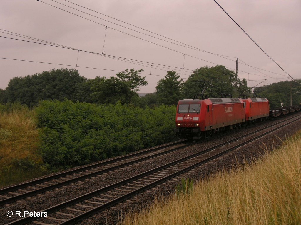 145 060-0 zieht in Doppeltraktion ein Stahlbansenzug bei Jacobsdorf(Markt)
. 13.07.08