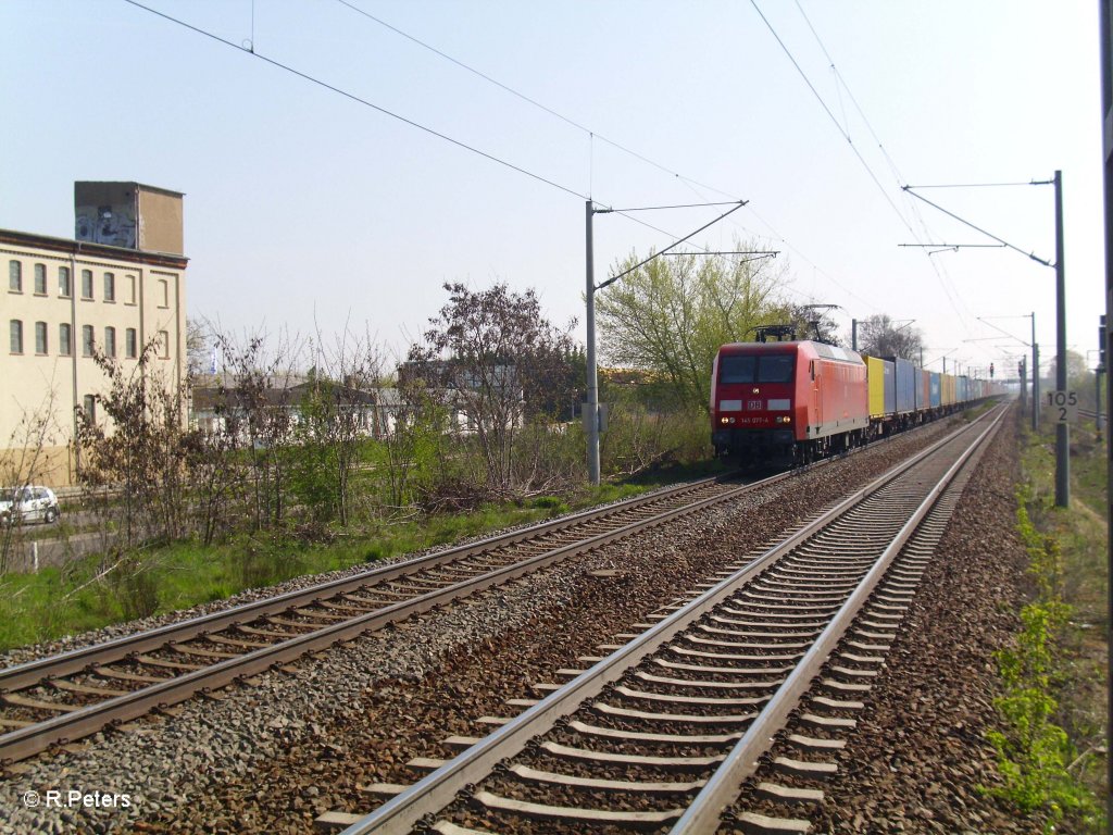 145 077-4 zog ein Containerzug bei Schkeuditz am 25.04.10