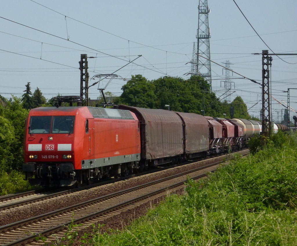 145 079-0 mit Mischer am 10.07.10 in Ahlten