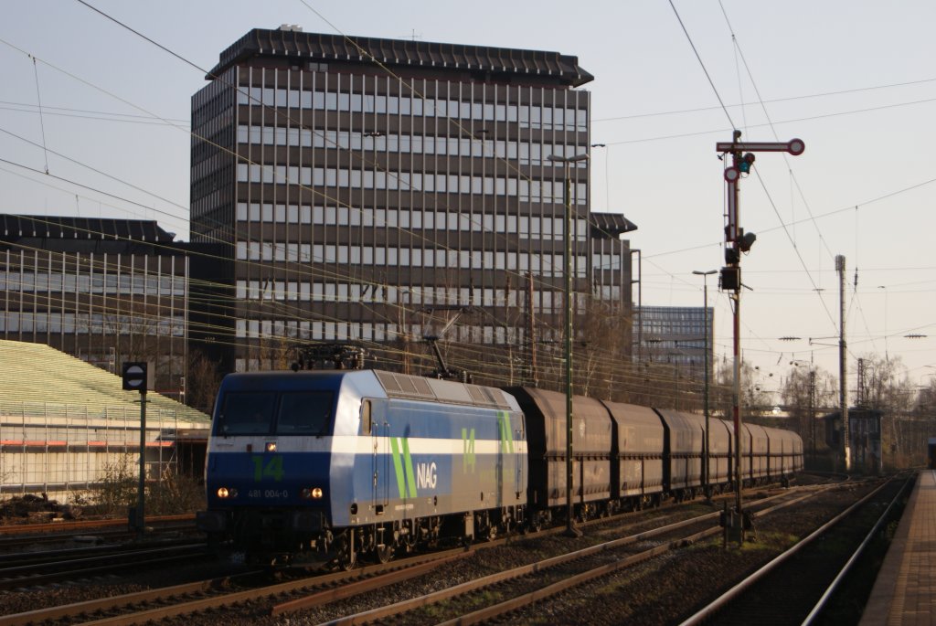 145 086-5 der NIAG mit einem Kohlezug nach Moers Gbf bei der Durchfahrt duch Dsseldorf-Rath am 28.03.2011