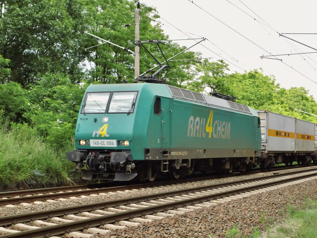 145 095 mit Containerzug in Elsterwerda-Biehla, 28.06.2013.
