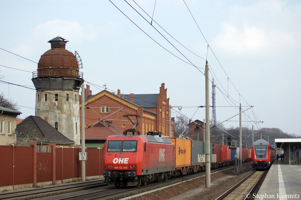 145-CL 013 (145 091-5) von der OHE ohne Licht mit einem Containerzug in Rathenow in Richtung Stendal unterwegs. 09.03.2011