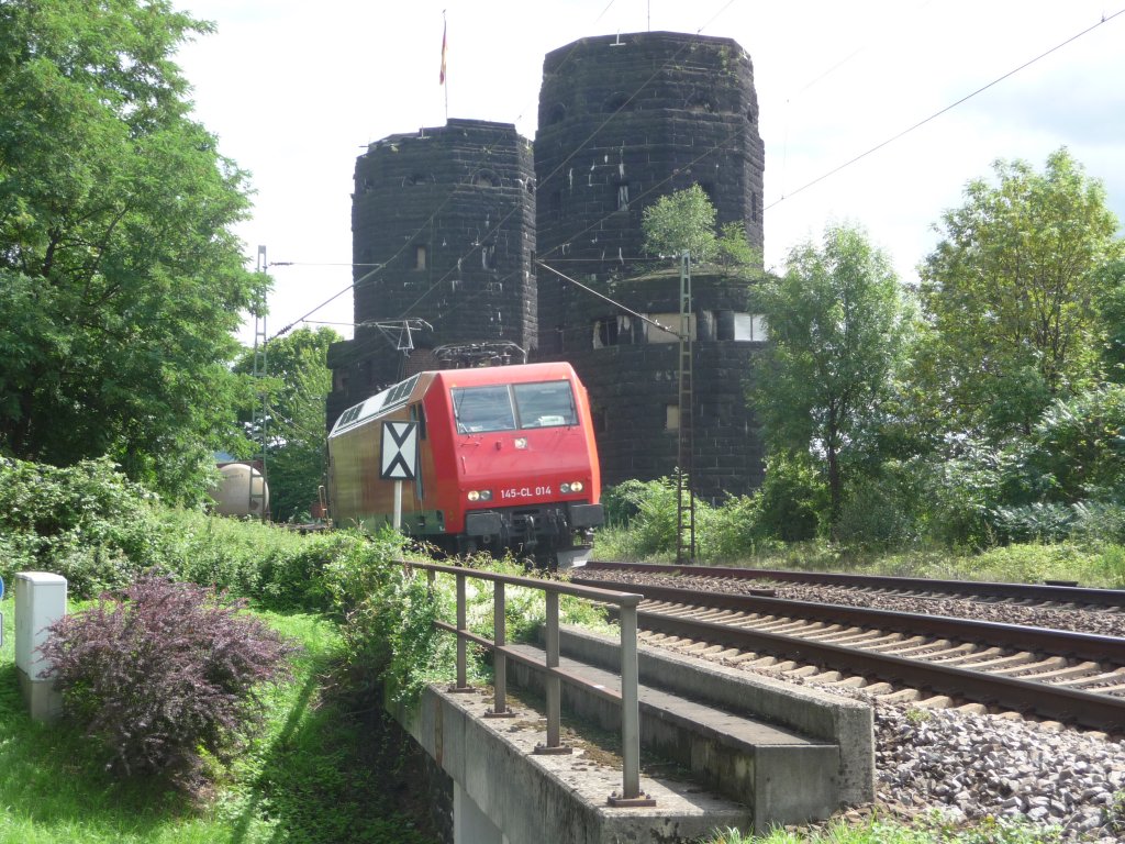 145-CL 014 (91 80 6145 090-7 D-HGK; heute bei Crossrail im Einsatz) durchfhrt am 19.08.2010 mit einem Gterzug Erpel (Rhein).