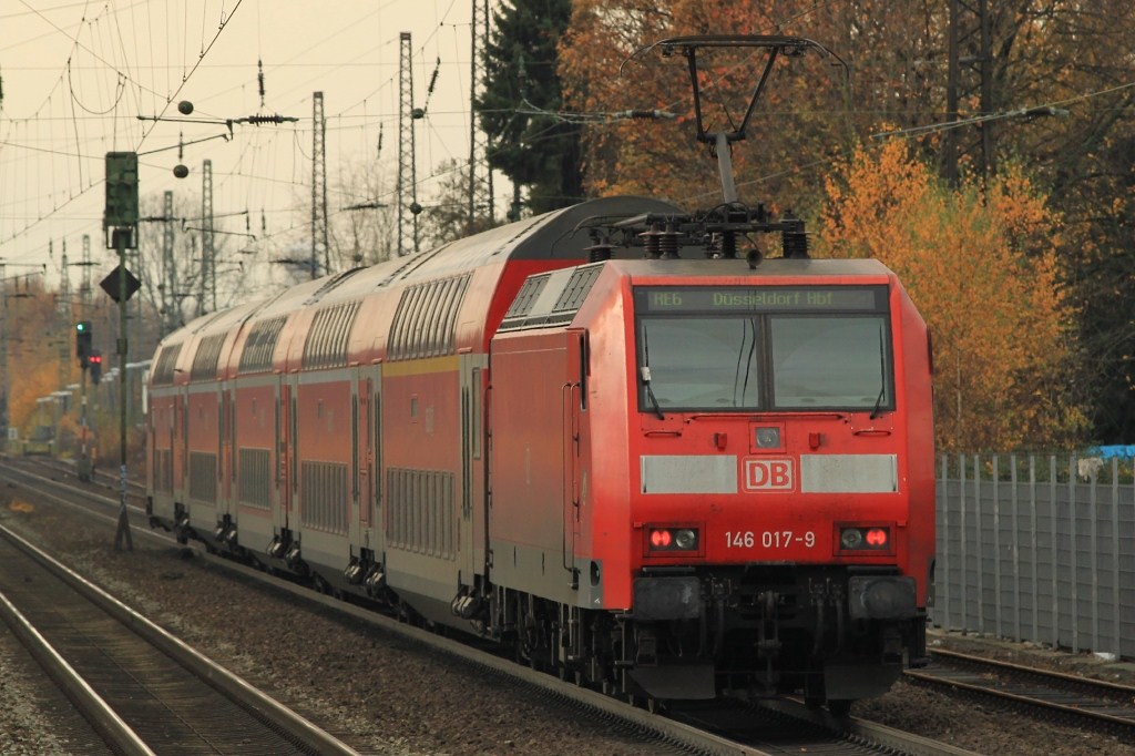 146 017 mit RE 6 nach Dsseldorf am 06.11.10 in Kamen