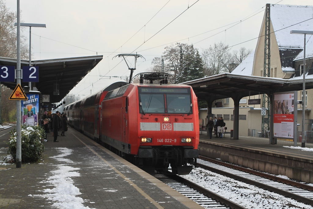 146 022 mit RE 5 nach Emmerich am 27.11.10 in Bonn Bad Godesberg