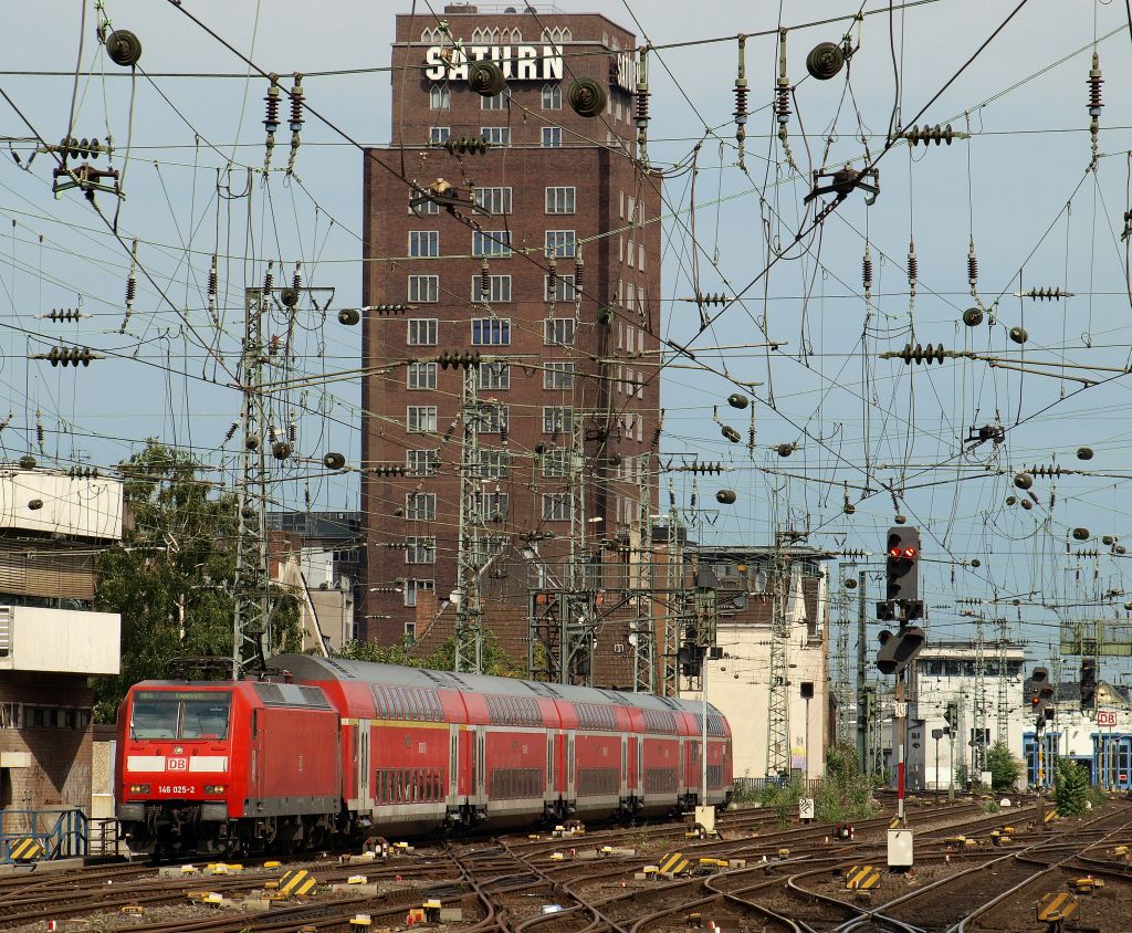 146 025-2 rollt mit dem RE 5 nach Emmerich langsam in den Klner Hbf am 16.7.11.