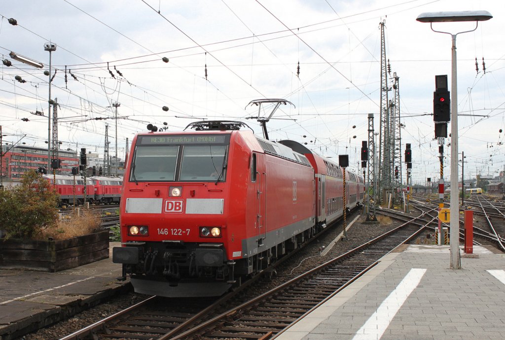 146 122-7 mit RE bei der Einfahrt in Frankfurt(M)Hbf