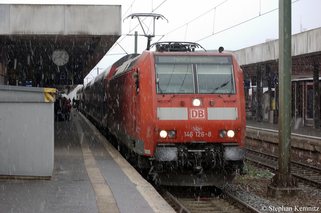 146 126-8 kam mit dem RE (RE 4415) aus Norddeich Mole bei starkem Schneefall in Hannover Hbf an. 26.11.2010