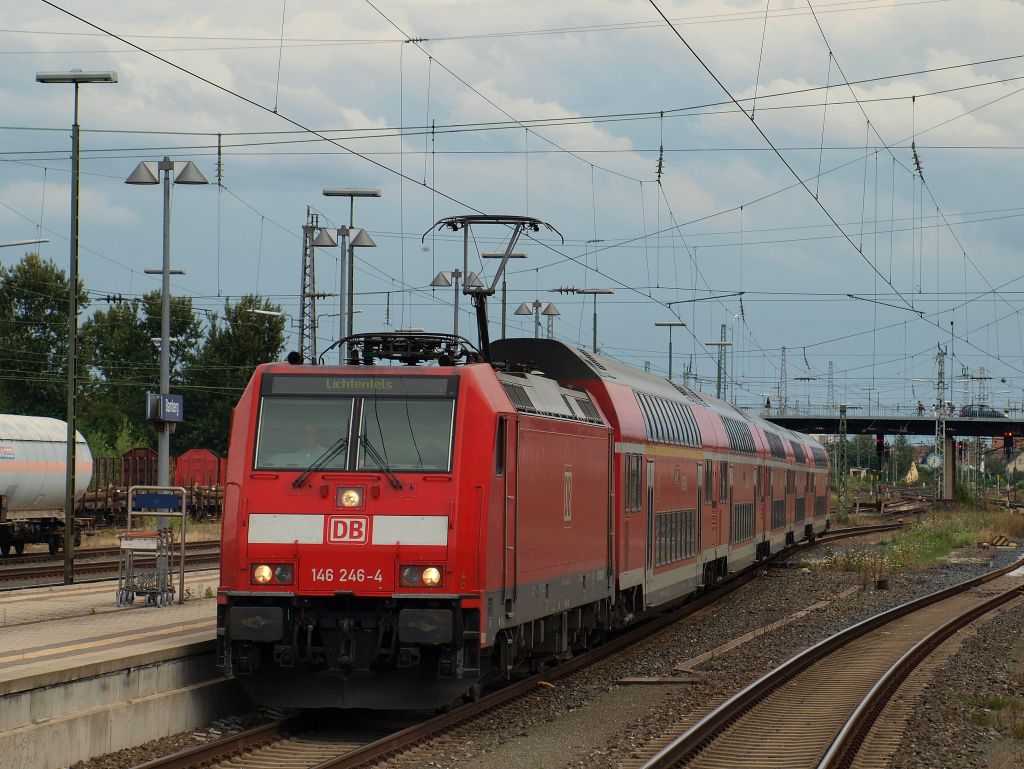 146 246-4 rollte als RE nach Lichtenfels in den Bamberger Bahnhof ein. Bamberg 25.7.11.