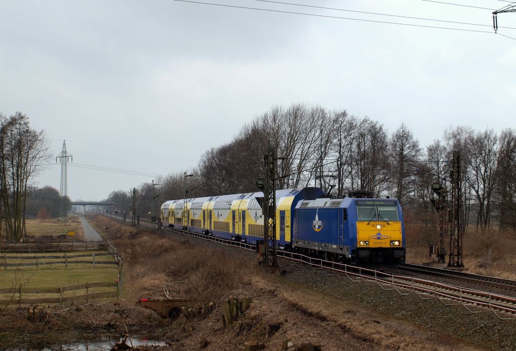 146 521-0 rauschte mit dem ME'r nach Lneburg am 10.3.12 durch Grevelau.