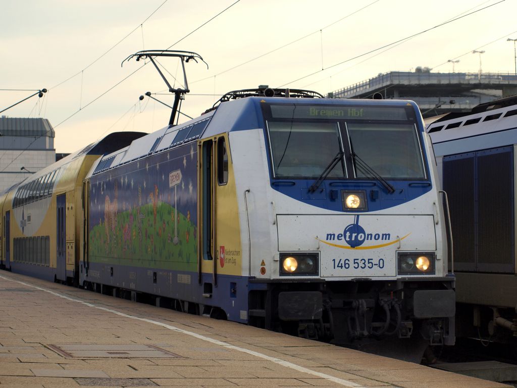 146 535-0  Rizzi  stand am 29.10 mit dem ME nach Bremen Hbf im Bahnhof Hamburg-Altona.