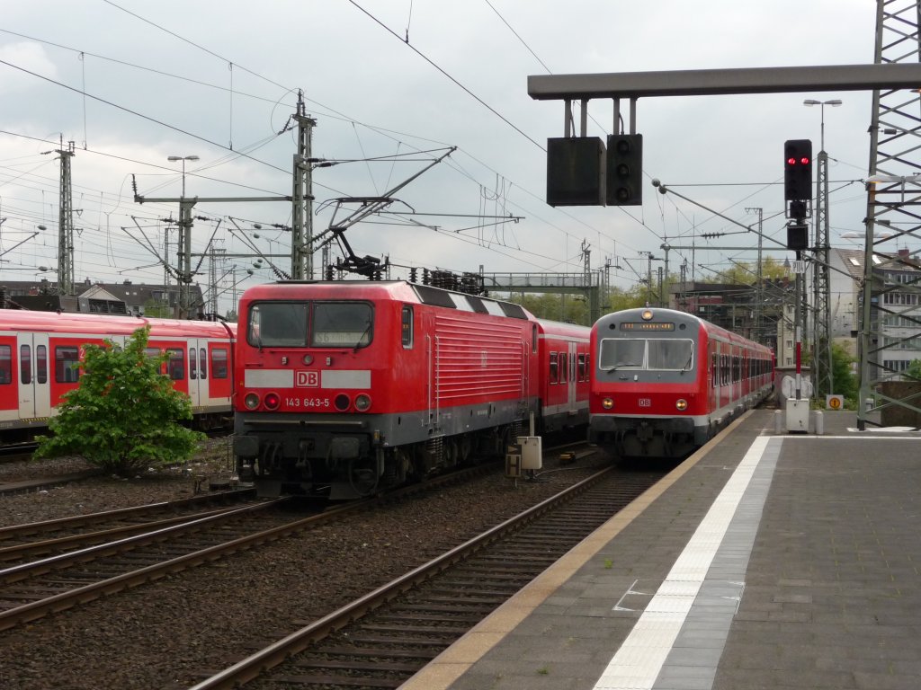 146 643 mit ihrer S-Bahn (links) und eine weitere S-Bahn-Garnitur treffen sich am 03.05.2012 im Dsseldorfer Hauptbahnhof.
143 643: S6 -> Kln-Nippes
X-Wagen: S68 -> Langenfeld