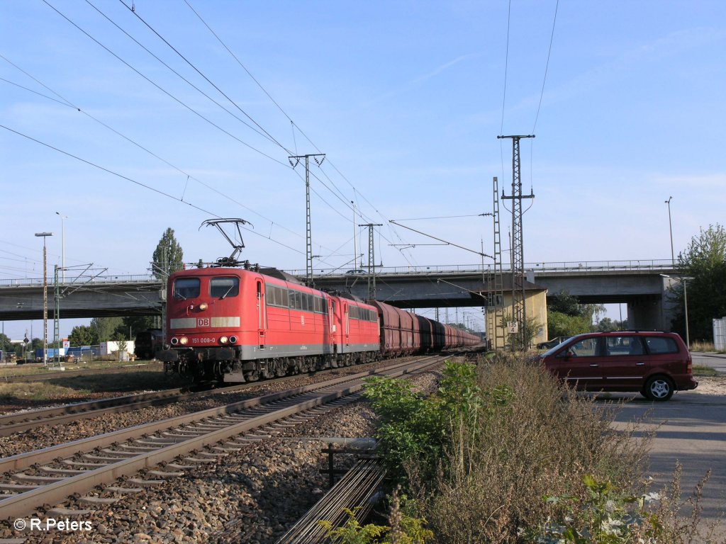 151 008-0 + 007 ziehen ein Kohlezug bei Regensburg Ost. 09.09.09