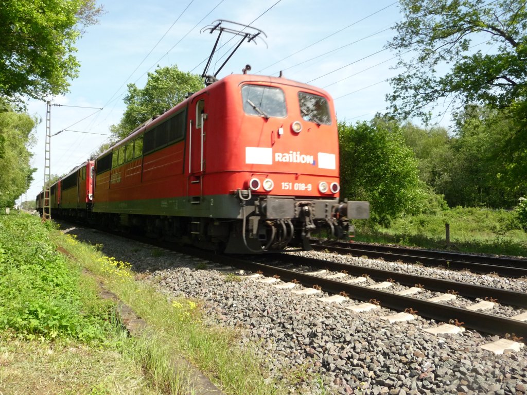 151 018 zieht einen Lokzug durch Lintorf. 18.05.2012