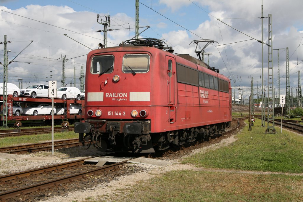 151 021-3, 086-6 und 144-3 haben eine besondere Lackierungsvariante. Und zwar haben diese den orientroten Anstrich, allerdings mit weiem Balken. Letztere wurde am 15.07.12 im Bw Ingolstadt, fahrend in den Abstellbereich, fotografisch festgehalten.