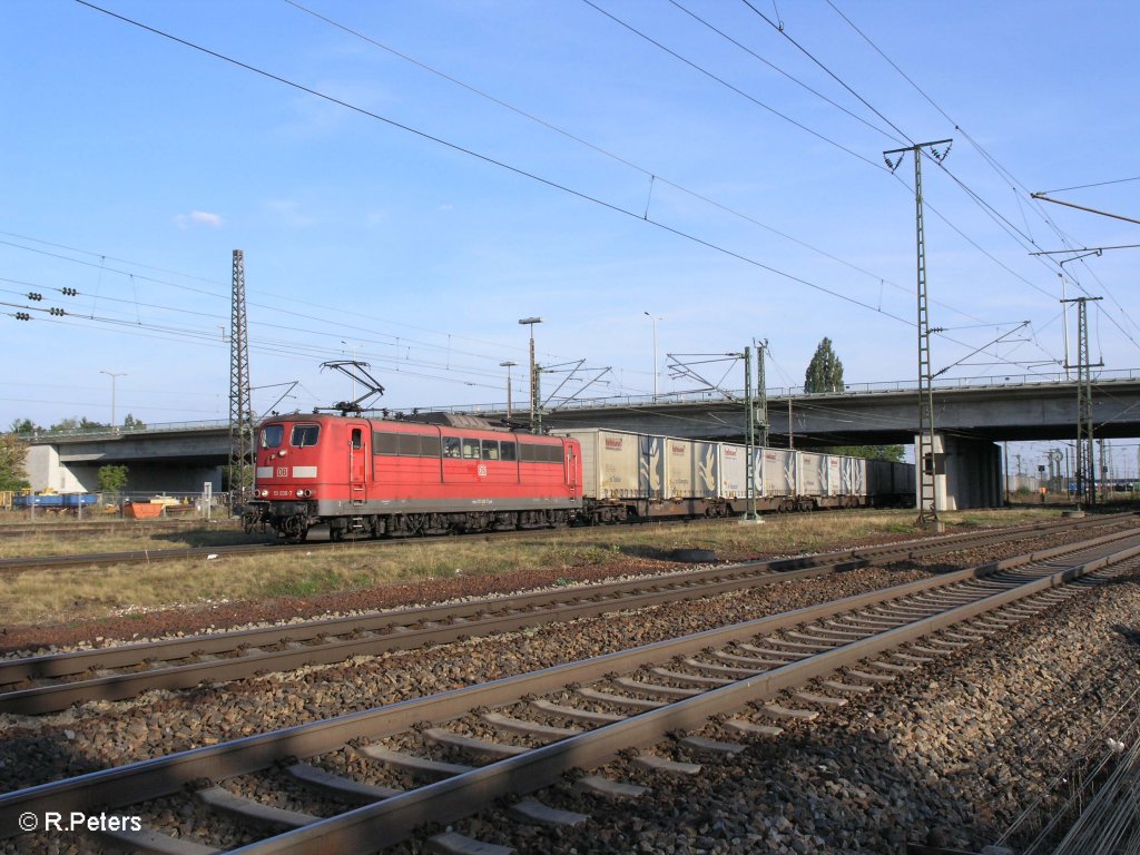 151 038-7 verlsst Regensburg Ost mit den Hellmann. 09.09.09