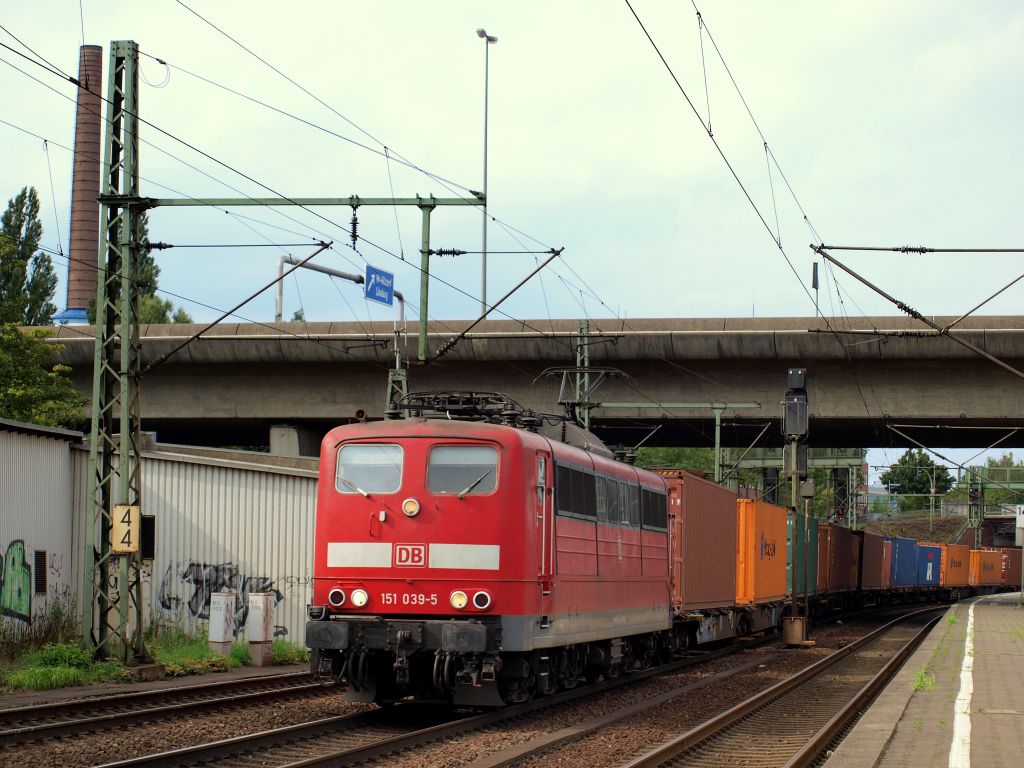 151 039-5 fuhr am 11.9 mit einem Containerzug durch den Harburger Bahnhof. 