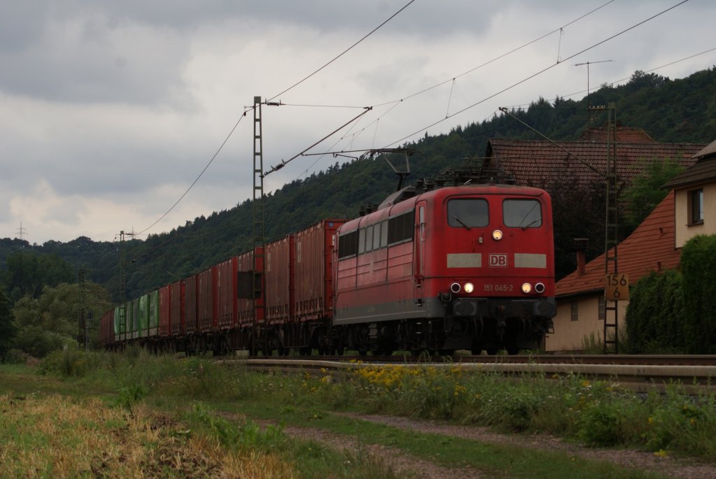 151 045-2 mit einem Containerzug in Ludwigsau-Friedlos am 06.08.2010