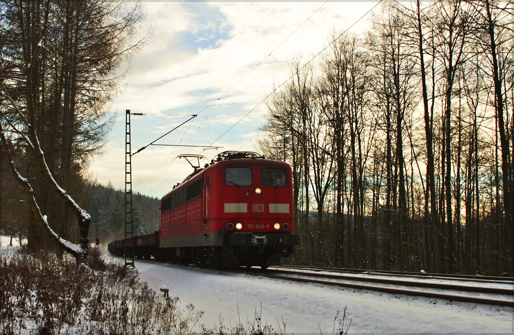 151 046 mit einem Ganzzug aus leeren Coilwagen vermutlich der  61244  in Richtung Wanne Eickel am 08.12.12 in der Nhe von Littfeld. Die 151 hatte zuvor den  52255  von Hagen Vorhalle nach Kreuztal gebracht.