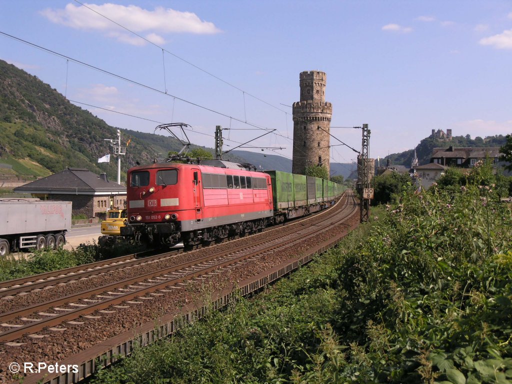 151 052-8 verlsst Oberwesel mit ein Hangartner richtung Koblenz. 24.07.08