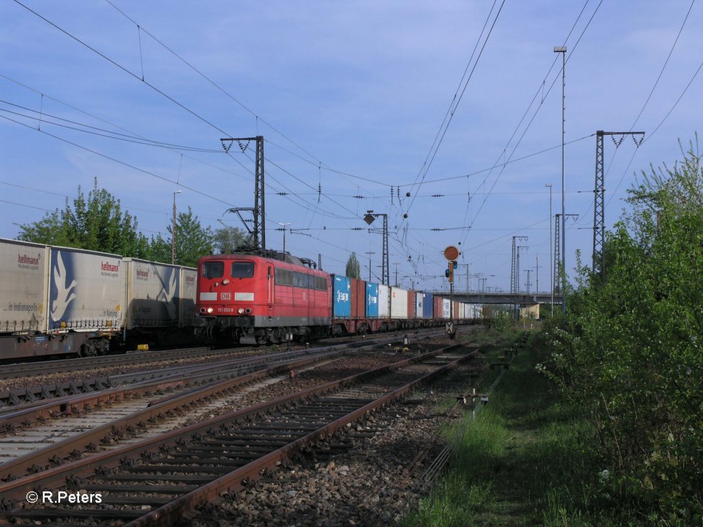 151 052-8 zieht mit einem Containerzug durch Regensburg. 29.04.10