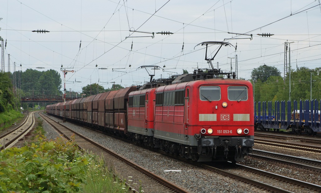 151 053 und 151 131 mit Kohlezug am 06.08.11 in Dsseldorf Rath