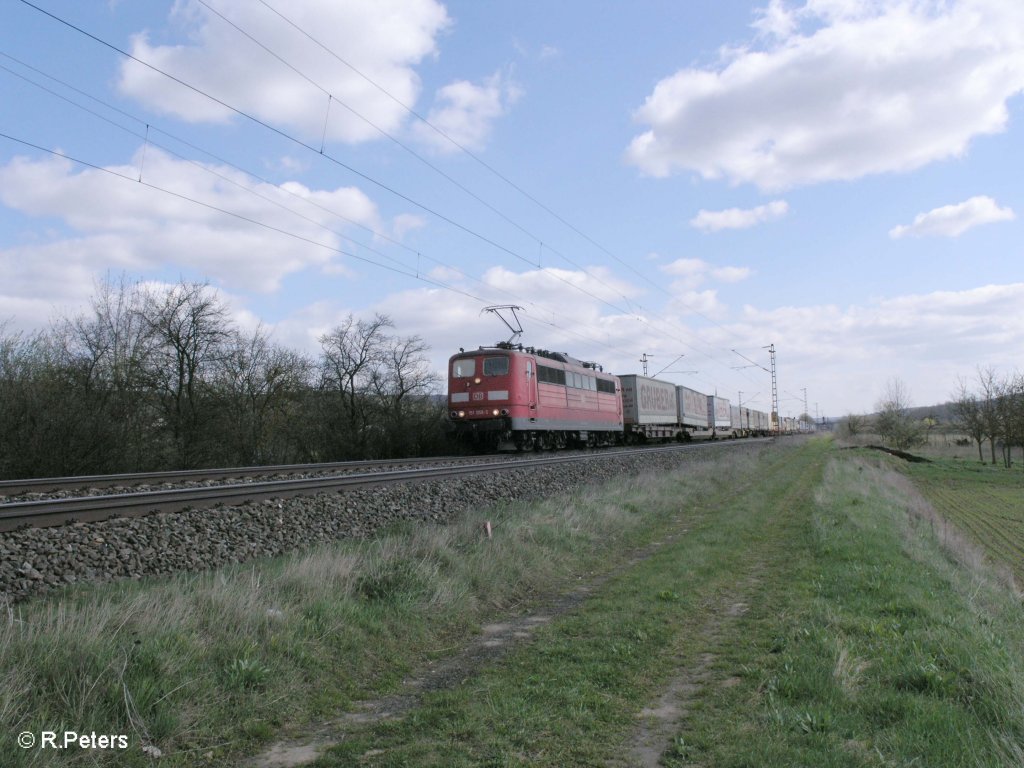 151 058-5 zieht ein Wechselpritschenzug bei Thngersheim.10.04.10