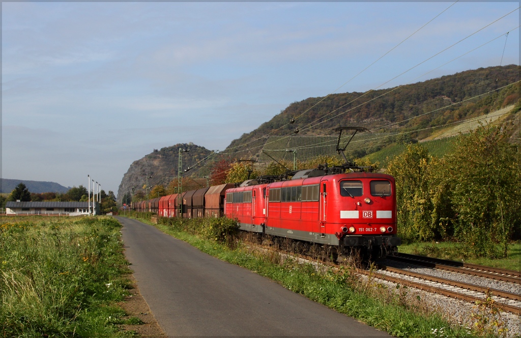 151 062 und 151 031 mit Kohlezug in Richtung Sden am 11.10.12 in Leutesdorf