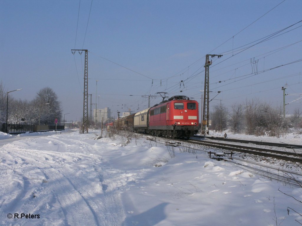 151 077-5 mit einem gedecktem Gterzug bei Regensburg Ost. 30.12.10