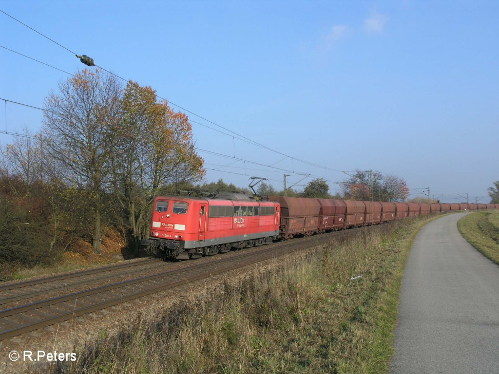 151 087-4 zieht ein Kohlezug durch die Kurve bei Plling. 25.10.08