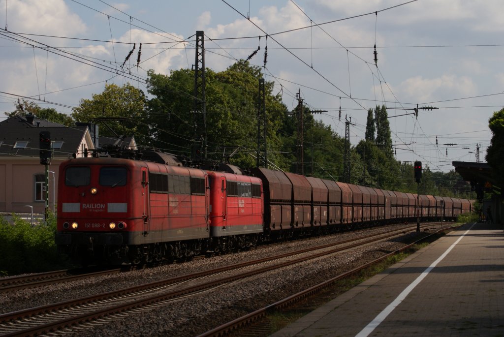 151 088-2 + 151 148-4 mit einem Kohelzug in Hilden am 04.09.2010