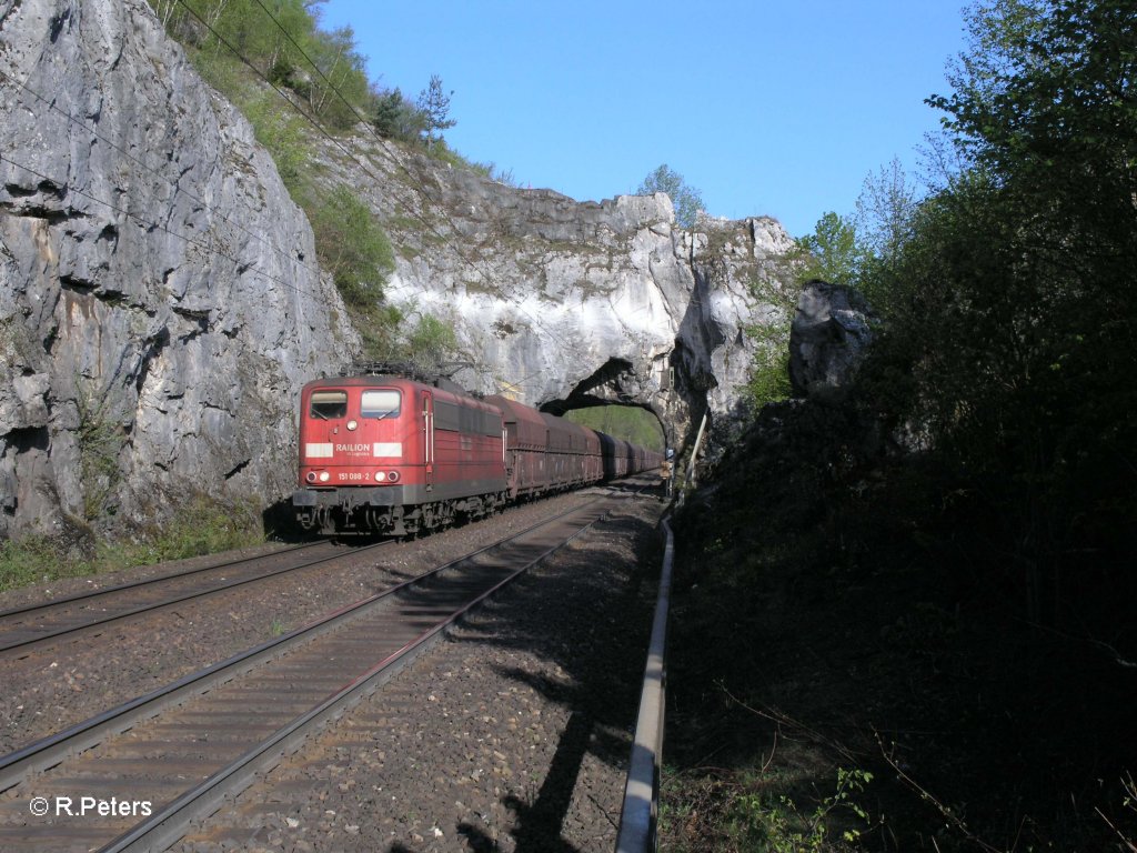 151 088-2 zieht ein Kohlependel durch das Felsentor. 29.04.10